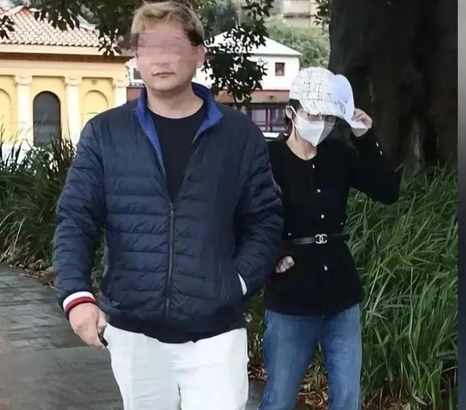 悉尼逆行车祸事件后续：23岁华裔女财富来源成谜	，身份背景疑被扒__悉尼逆行车祸事件后续：23岁华裔女财富来源成谜，身份背景疑被扒