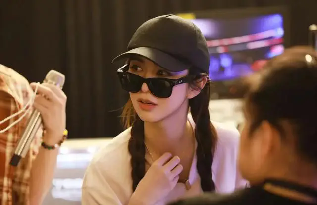 薛凯琪火辣身材吸睛,43岁依旧青春洋溢