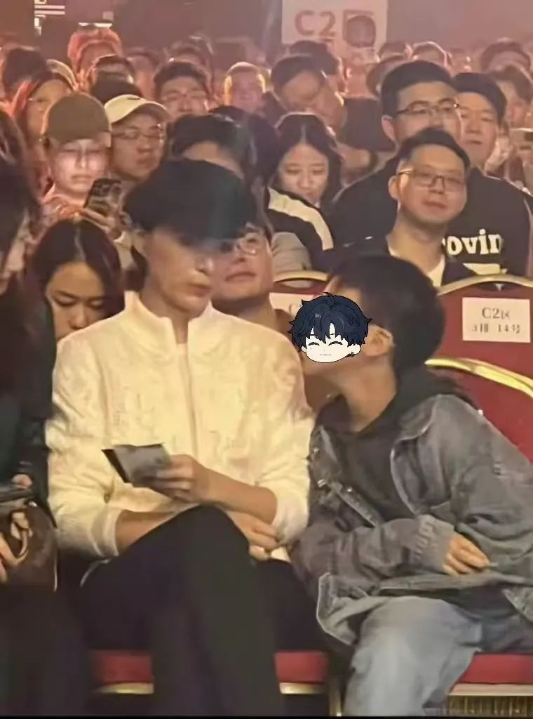 董卿携10岁儿子出席刘谦演出,气质优雅