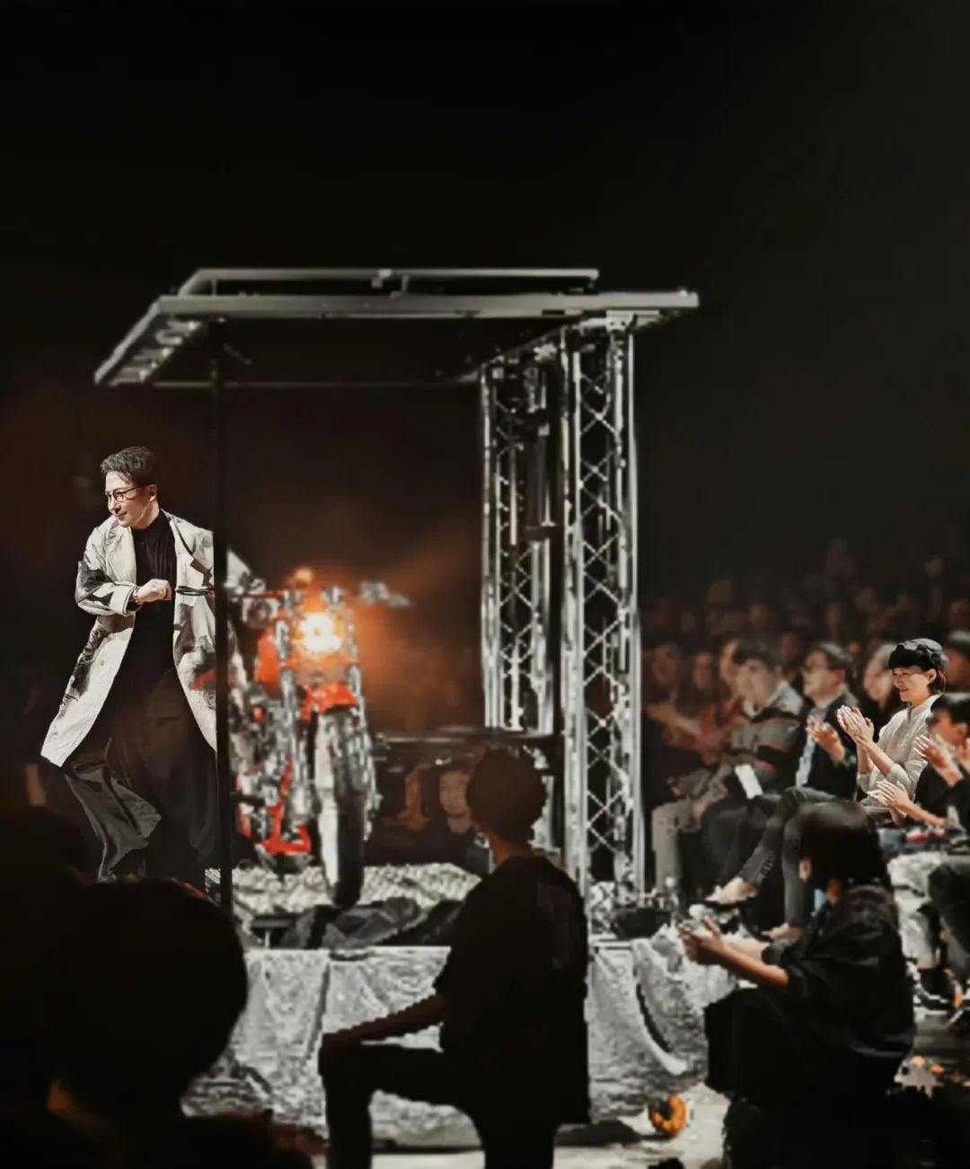 董卿携10岁儿子出席刘谦演出,气质优雅