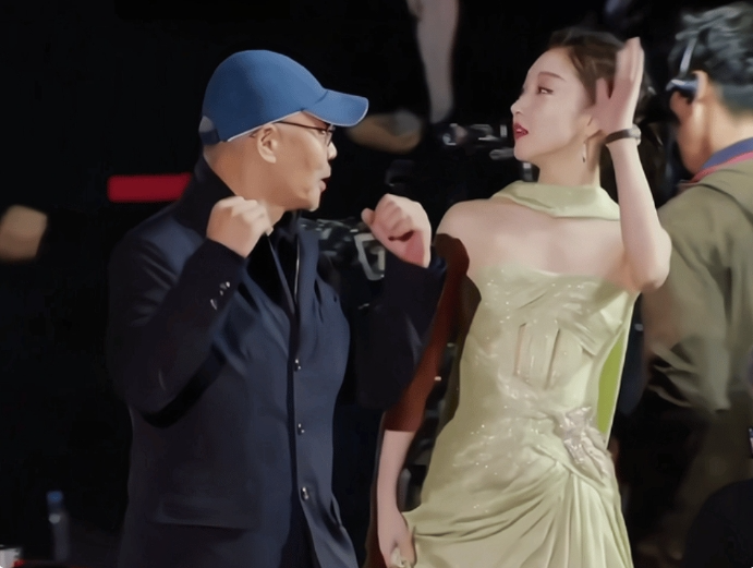 周冬雨韩国之行:连衣裙造型美到差点认不出