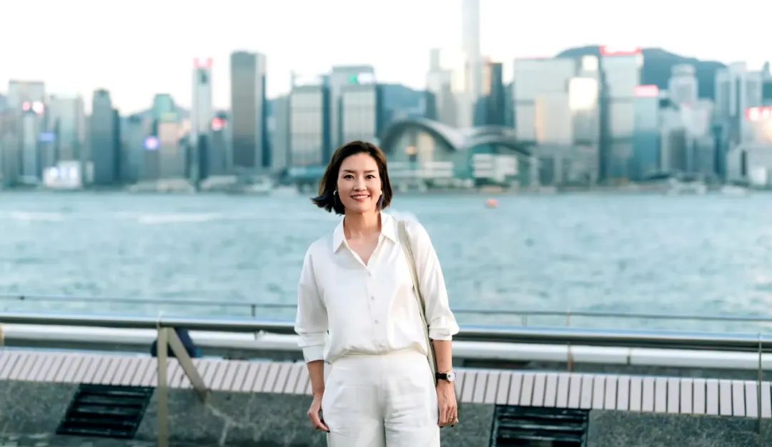 42岁李娜美丽升级,V领衬衫展现温婉端庄