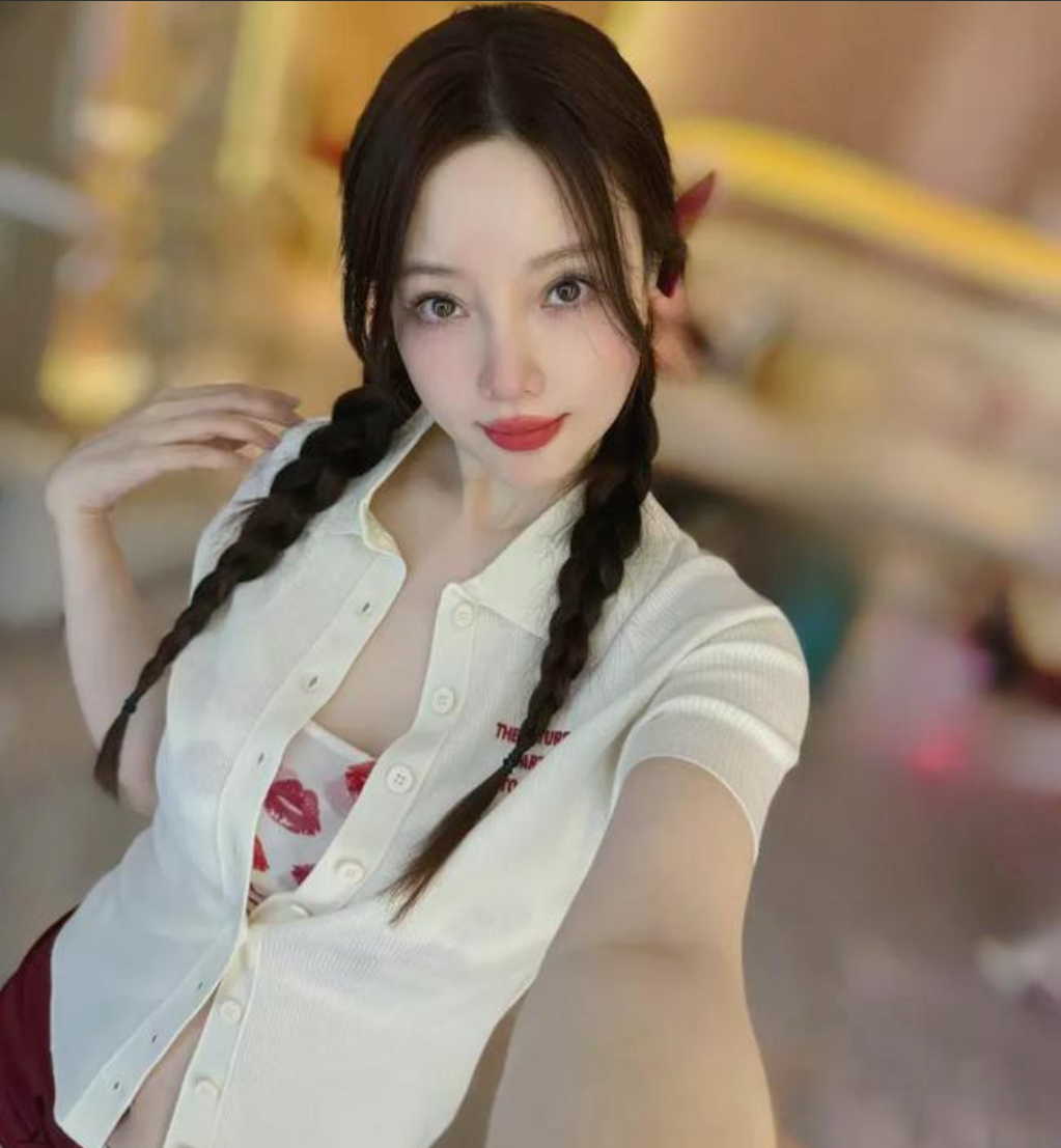 李小璐写真大胆尝试,奶白衬衫展现双重魅力