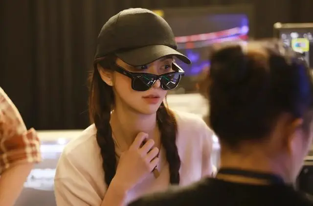 薛凯琪火辣身材吸睛,43岁依旧青春洋溢