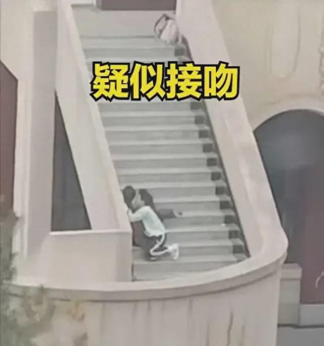 兰州交大情侣公共楼梯亲密瞬间曝光,不雅行为成热议话题