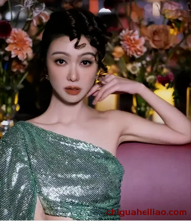 薛凯琪火辣身材吸睛,43岁依旧青春洋溢