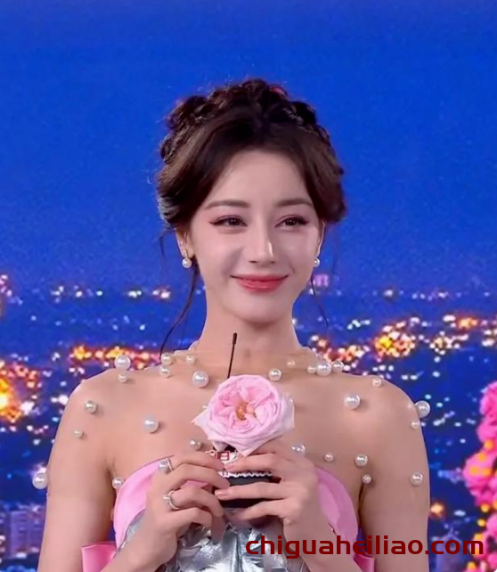 32岁迪丽热巴造型受质疑,美貌成焦点