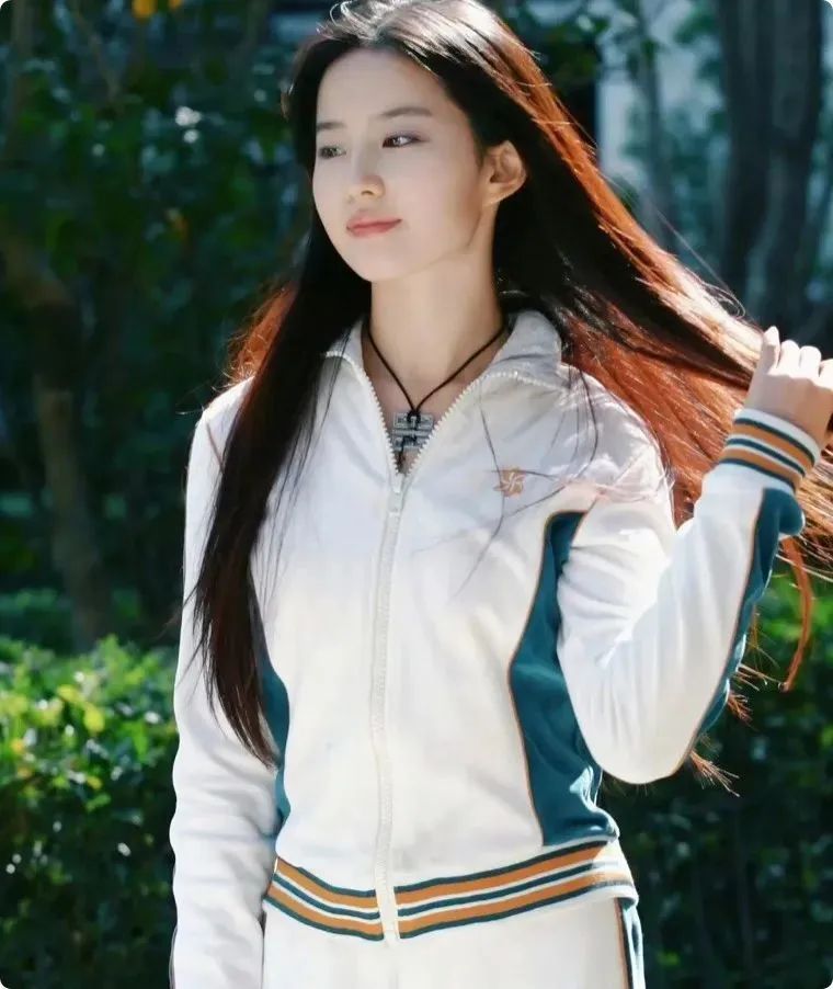 刘亦菲式美貌!女大学生意外走红,广告商争抢